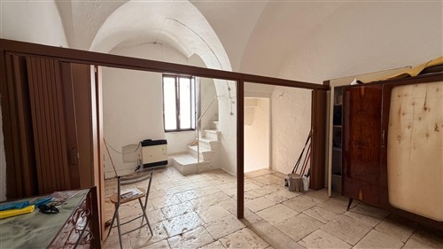 Casa Indipendente Di 2 Vani Oltre Locale Al Piano Terra.